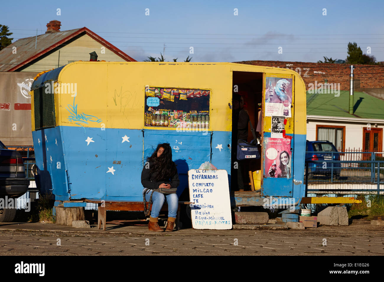 Chiosco di cibo per la popolazione locale in piccola carovana a Punta Arenas in Cile Foto Stock