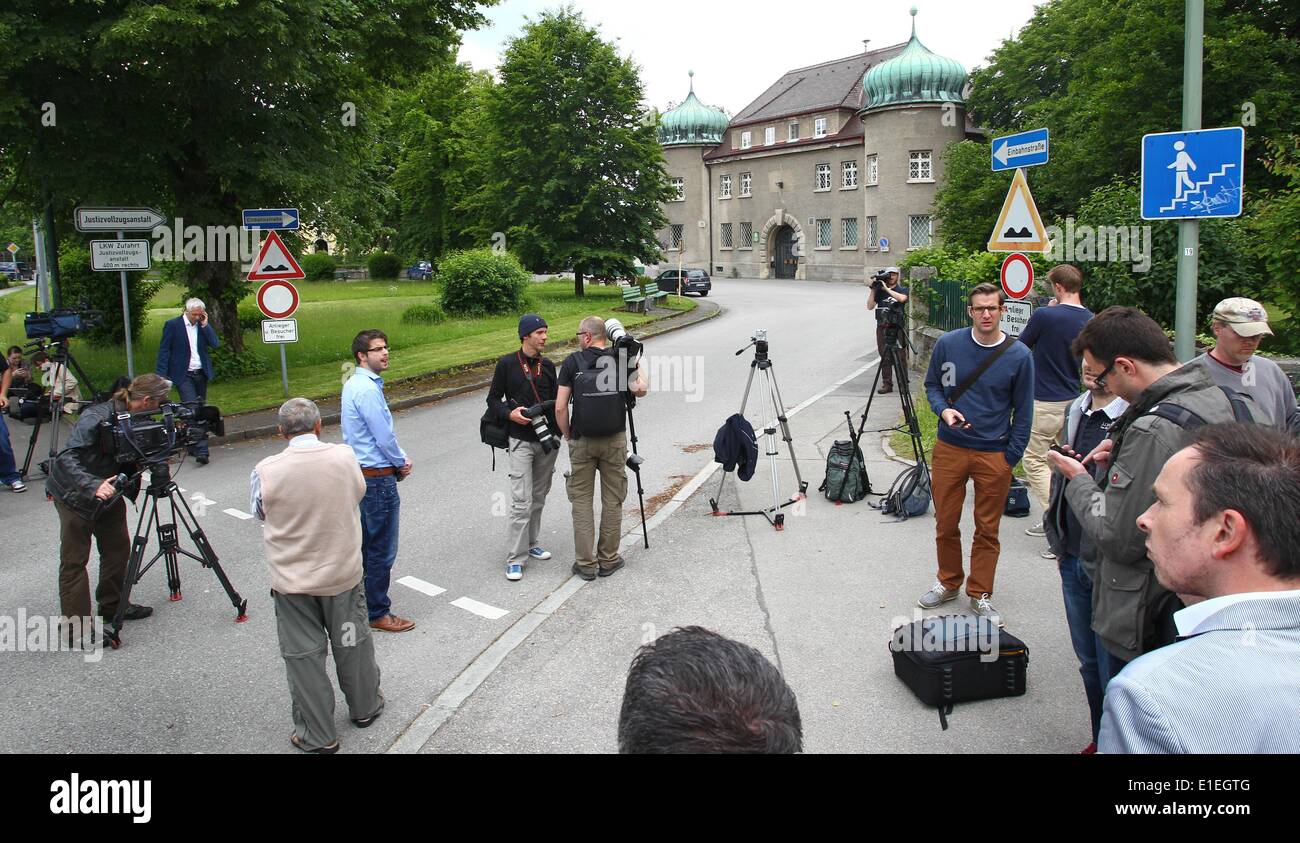 Le persone e i giornalisti di attendere davanti al carcere di Landsberg am Lech, Germania, 02 giugno 2014. Secondo i resoconti dei mass media il 02 giugno 2014, Hoeness, chi è stato condannato a tre anni e mezzo di carcere dopo essere stato trovato colpevole di evadere le tasse stimato a 27,2 milioni di euro (38 milioni di dollari) da un tribunale di Monaco di Baviera, è il suo modo di in prigione Landsberg am Lech. Foto: KARL-JOSEF HILDENBRAND/dpa Foto Stock