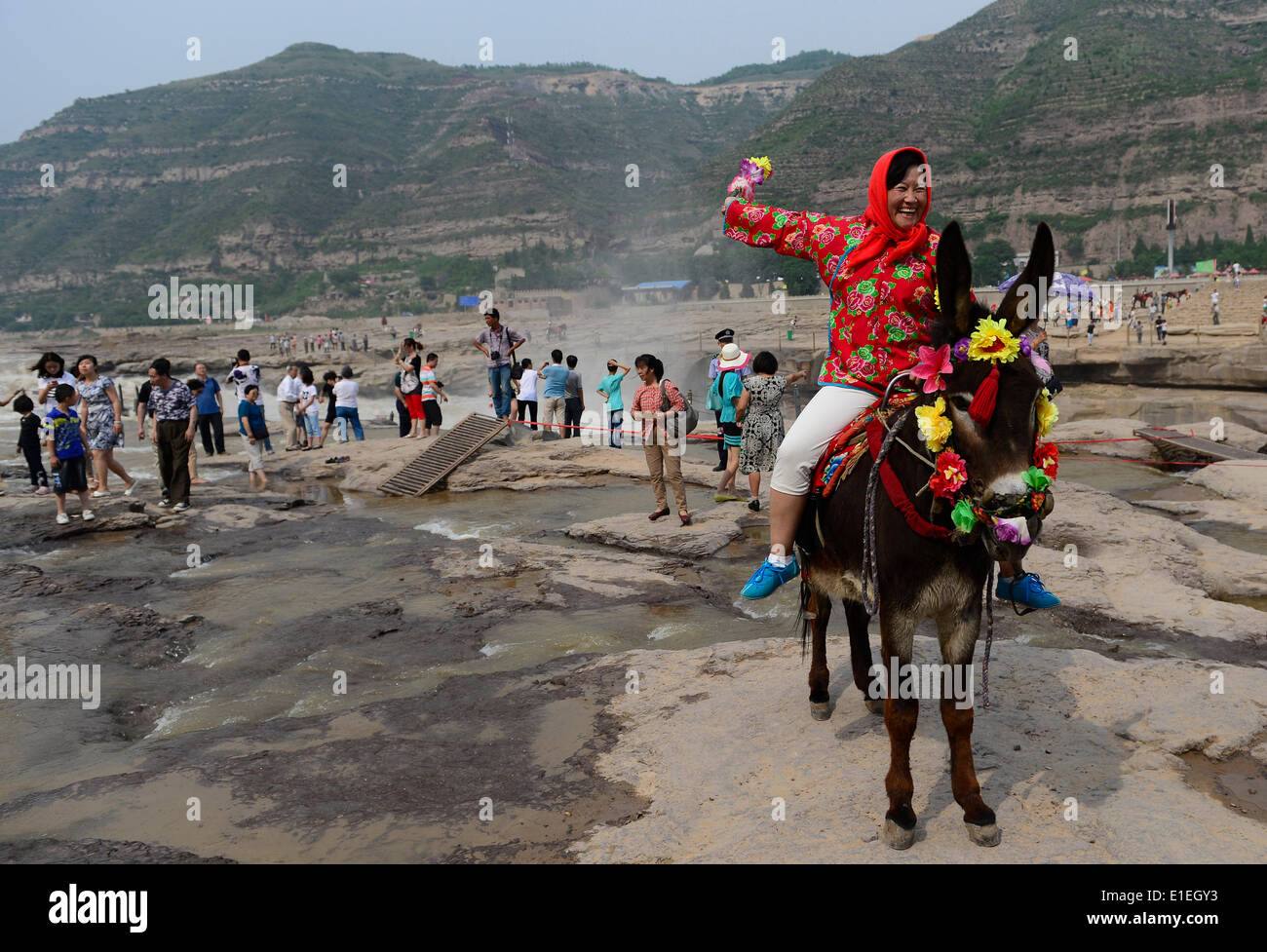 (140602) --YICHUAN, Giugno 2, 2014 (Xinhua) -- una donna posa per una foto vicino alla cascata di Hukou del Fiume Giallo nella contea di Yichuan, Cina nord-occidentale della provincia di Shaanxi, Giugno 2, 2014. (Xinhua/Liu Xiao) (yxb) Foto Stock
