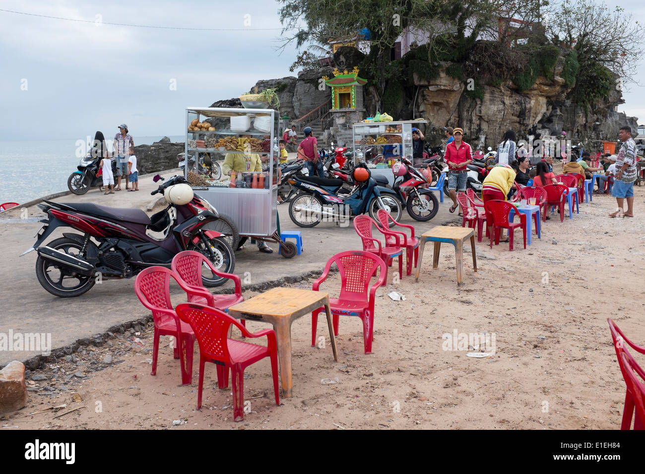 Cafe tavoli e sedie vicino alla spiaggia di Duong Dong Phu Quoc Island in Vietnam Foto Stock