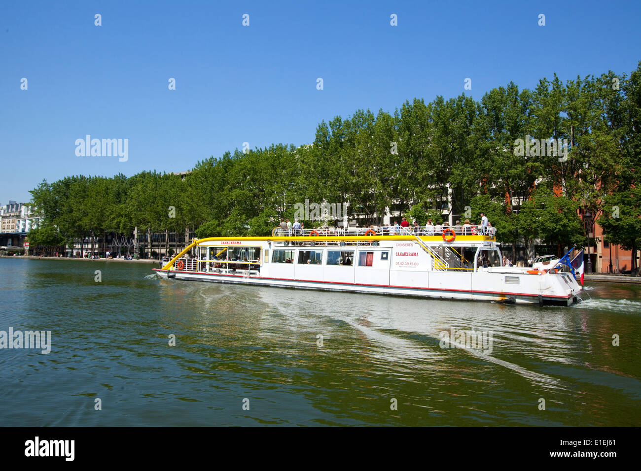 In barca sul fiume - Canal Saint-Martin, Parigi Foto Stock