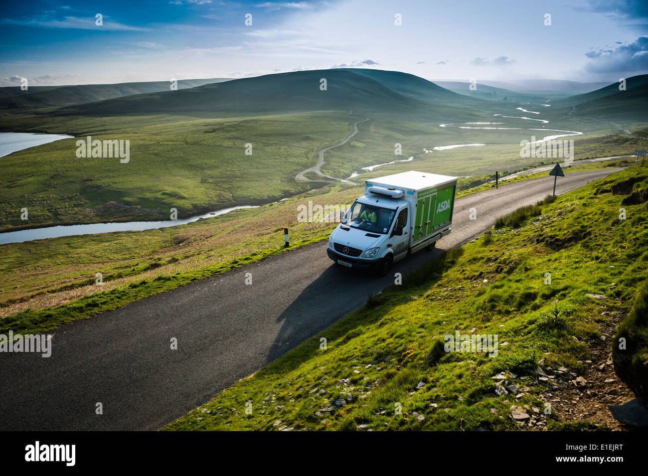 Un ASDA home delivery van guidando attraverso il telecomando paesaggio rurale della superiore isolata Elan valley in Powys mid Wales UK Foto Stock