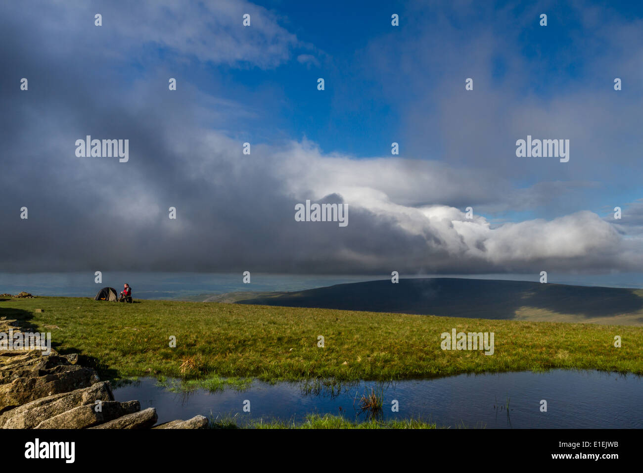 Campeggio selvaggio sul vertice di Whernside con belle viste, escursionismo uno dello Yorkshire 3 picchi, REGNO UNITO Foto Stock