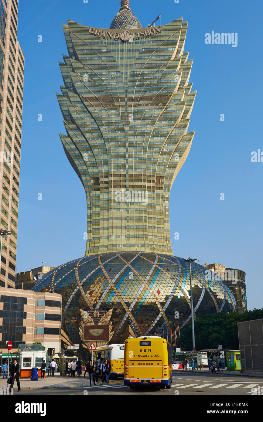 Cina, Macao, skyline della città con Grand Lisboa Hotel e Casino Foto Stock