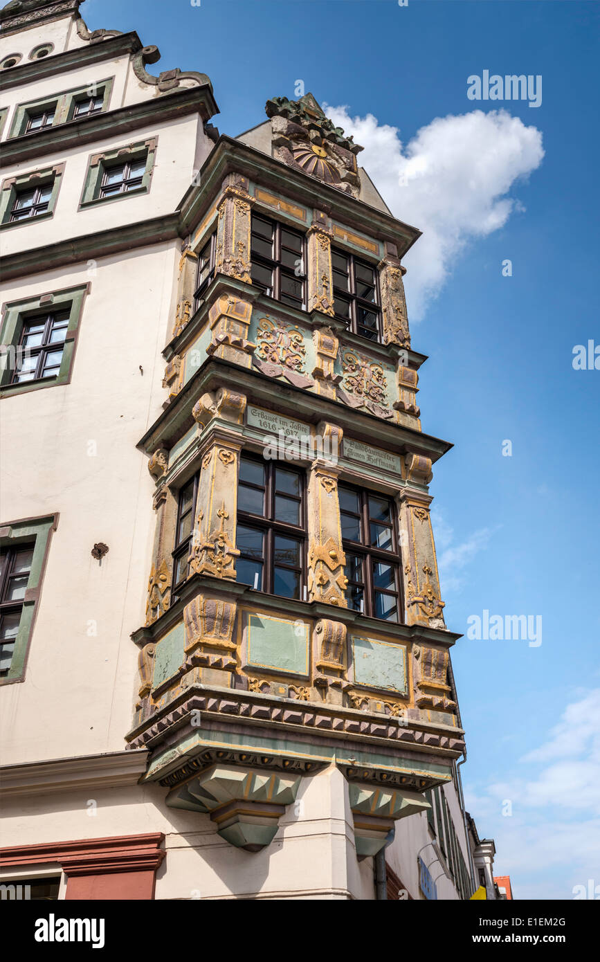 Oriel window, datata 1617, a casa su Burgstrasse 5, musicista di strada, Freiberg, Bassa Sassonia, Germania Foto Stock
