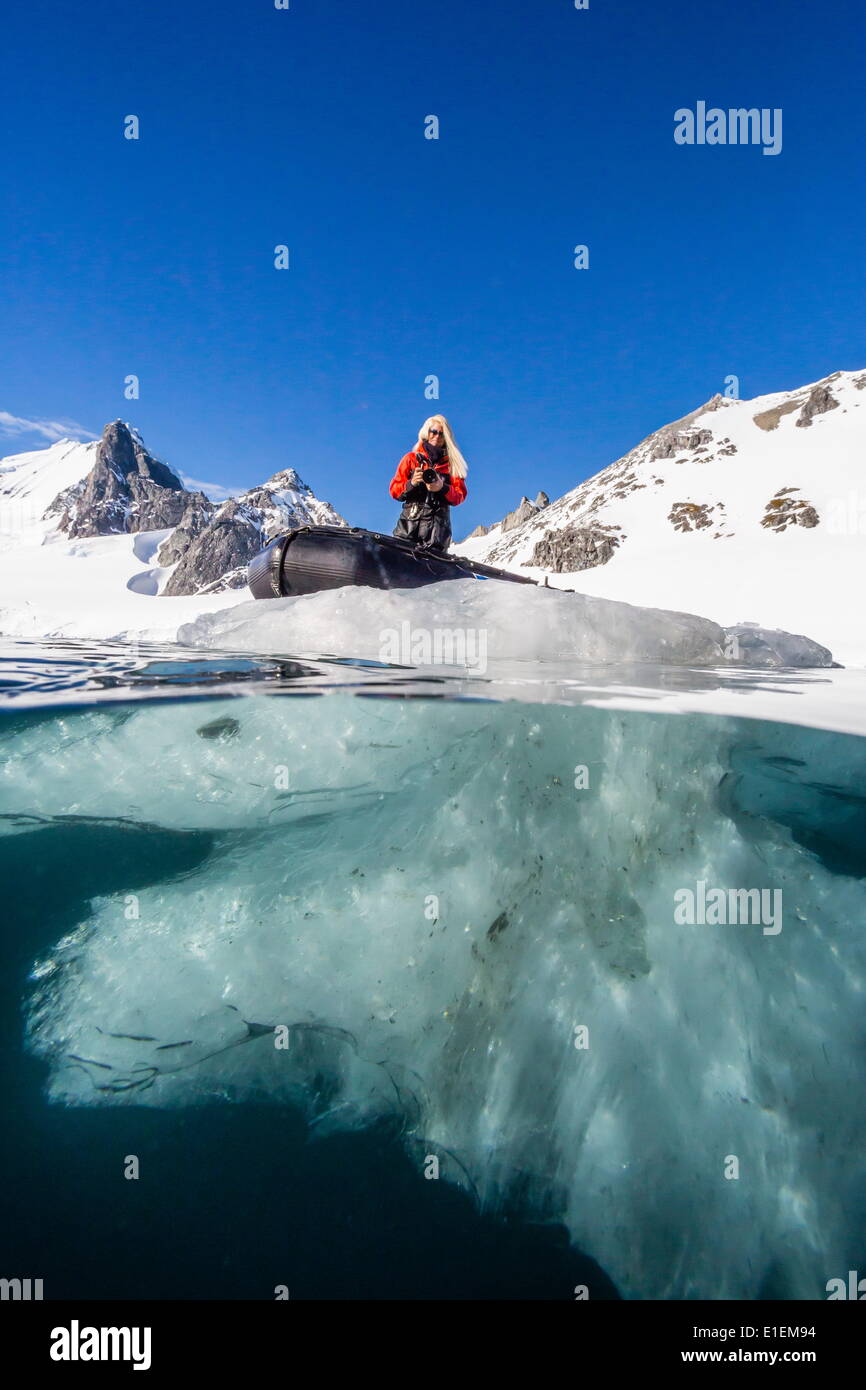 Al di sopra e al di sotto di vista di ghiaccio del ghiacciaio e dello zodiaco in Orne Harbour, l'Antartide, regioni polari Foto Stock