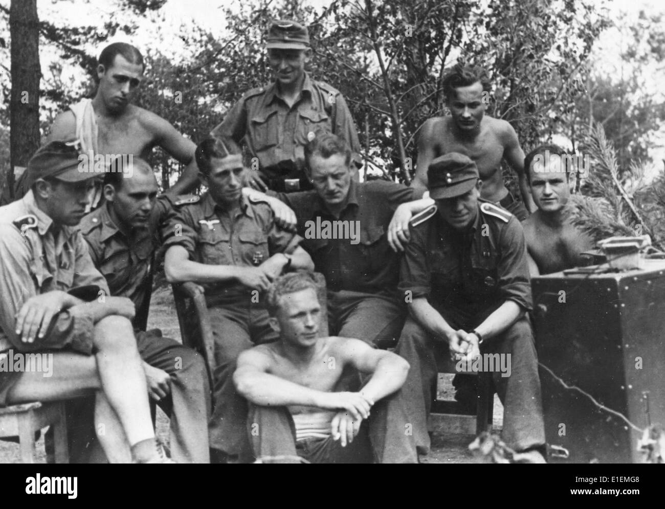 Testo di propaganda! Dalle notizie naziste che riportano sul retro della foto: 'Prime relazioni sulla V-1. I frontalini sul V-1 sono ricevuti con ansia dai combattenti del fronte orientale." Foto scattata in una località sconosciuta sul fronte orientale, pubblicata il 25 luglio 1944. (I difetti di qualità sono dovuti alla copia storica dell'immagine) Fotoarchiv für Zeitgeschichtee - NESSUN SERVIZIO DI CABLAGGIO - Foto Stock