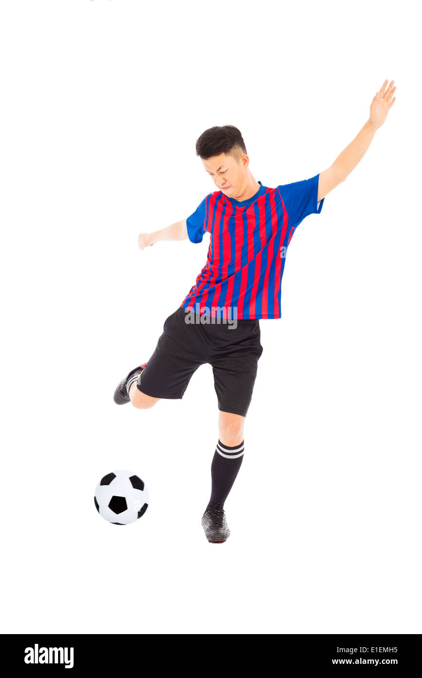 Giovane giocatore di calcio calci palla Foto Stock