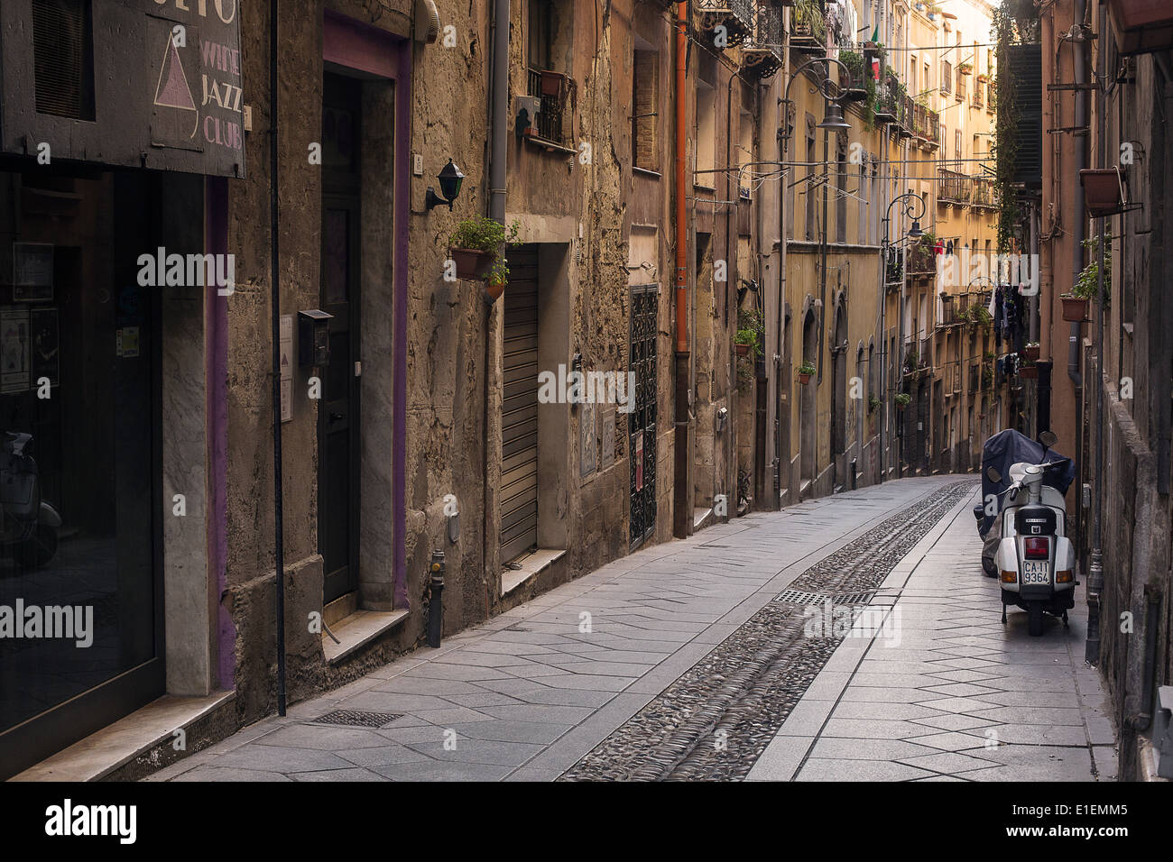 Strada stretta in Cagliari, Sardegna, Italia, Europa Foto Stock