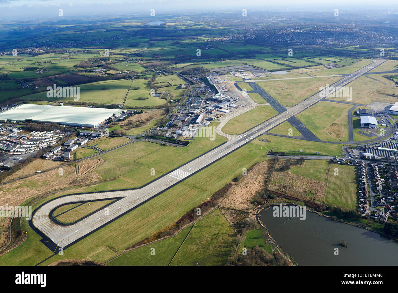 L'aeroporto Leeds Bradford, a piloti occhio vista dall'aereo, che mostra la pista principale, nello Yorkshire, Inghilterra, Regno Unito Foto Stock
