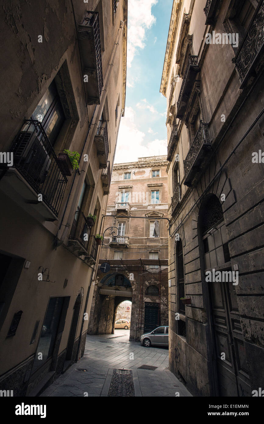 Ampio angolo di visione di strada stretta in Cagliari, Sardegna, Italia, Europa Foto Stock