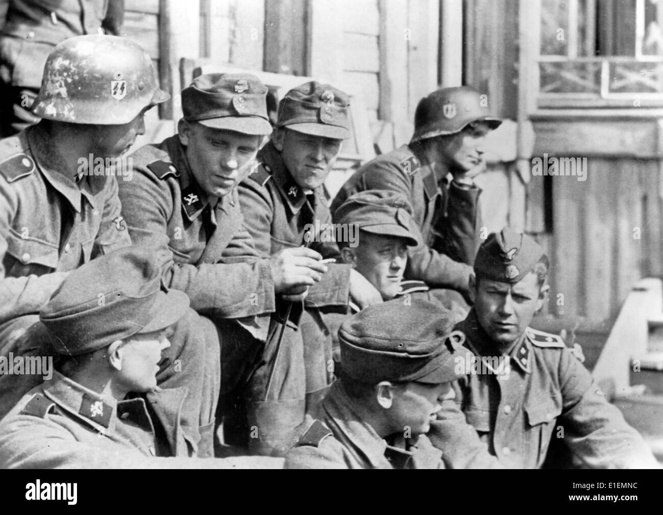 La foto di un comunicato stampa nazista mostra un gruppo di soldati norvegesi, la Legione Norske della Waffen-SS nella lotta contro il bolscevismo, sul fronte orientale nel maggio 1942. Fotoarchiv für Zeitgeschichtee - NESSUN SERVIZIO DI CABLAGGIO Foto Stock