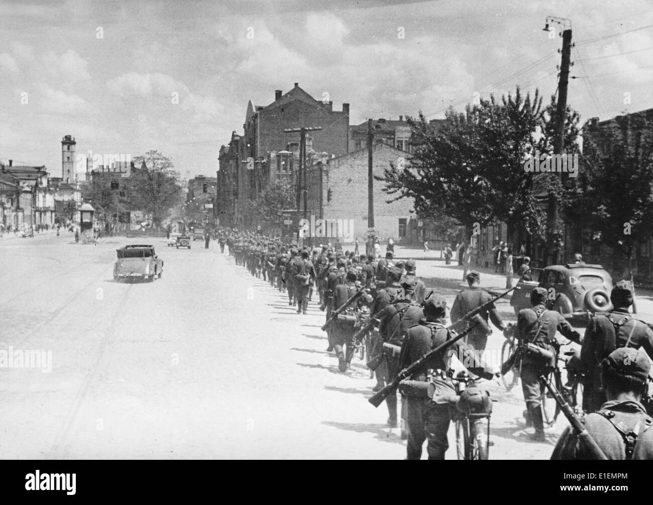 Testo di propaganda! Dalle notizie naziste che riportano sul retro del quadro: "Le divisioni si muovono attraverso Kharkov”. Foto dal fronte orientale, pubblicata il 11 giugno 1942. (Difetti di qualità dovuti alla copia storica dell'immagine) Fotoarchiv für Zeitgeschichtee - NESSUN SERVIZIO DI CABLAGGIO – Foto Stock