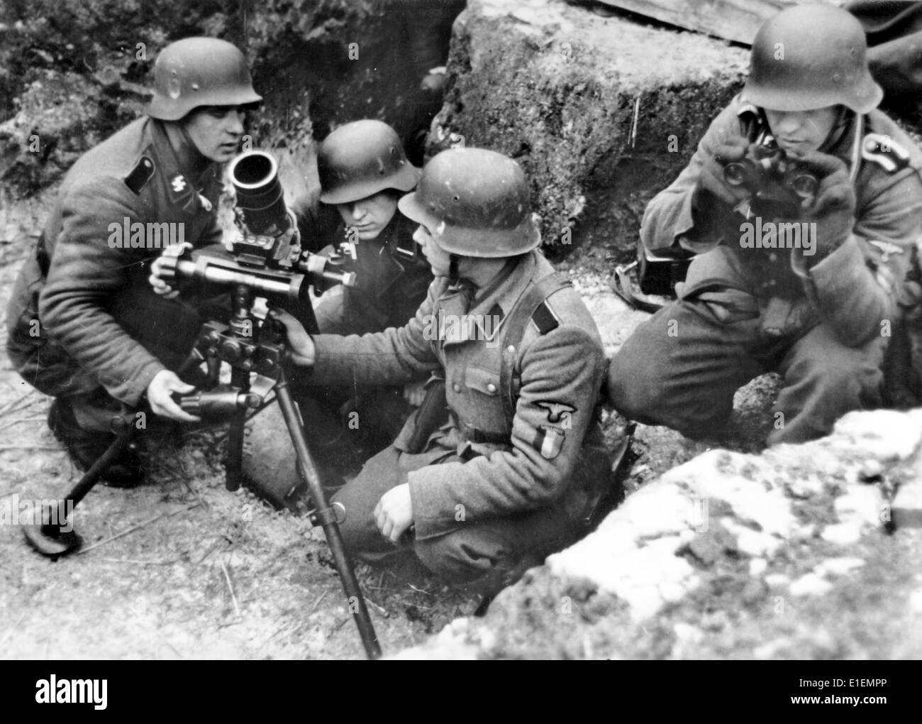 La foto di un comunicato stampa nazista mostra i soldati della brigata vallone delle SS durante i combattimenti sul fronte orientale nel gennaio 1944. La propaganda nazista originale sul retro recita 'volontari valloni sul fronte orientale. I volontari valloni combattono fianco a fianco con compagni provenienti da quasi tutti i paesi europei contro il pericolo mondiale bolshevico sul fronte orientale. Qui i volontari valloni sono portati un lanciagranate." Fotoarchiv für Zeitgeschichtee - NESSUN SERVIZIO DI CABLAGGIO Foto Stock