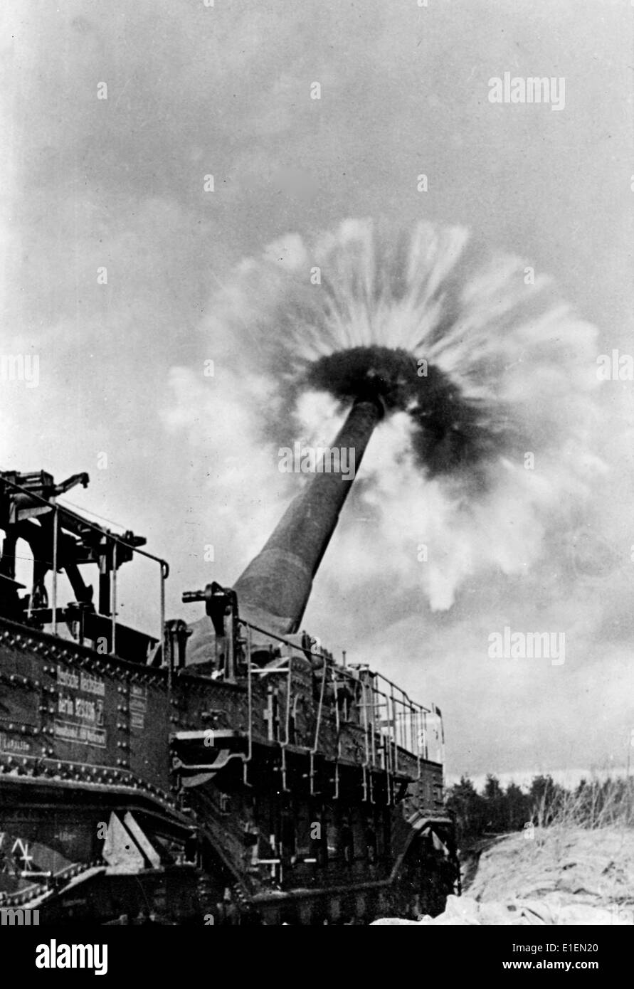 Testo di propaganda! Dalle notizie naziste che riportano sul retro della foto: 'I califfi più pesanti contro i sovietici. Il fuoco suggerisce già l'enorme potenza di questo pezzo di artiglieria." Foto scattata sul fronte orientale, posizione esatta sconosciuta. Pubblicato il 08 febbraio 1944. (Difetti di qualità dovuti alla copia storica dell'immagine) Fotoarchiv für Zeitgeschichtee - NESSUN SERVIZIO DI CABLAGGIO - Foto Stock