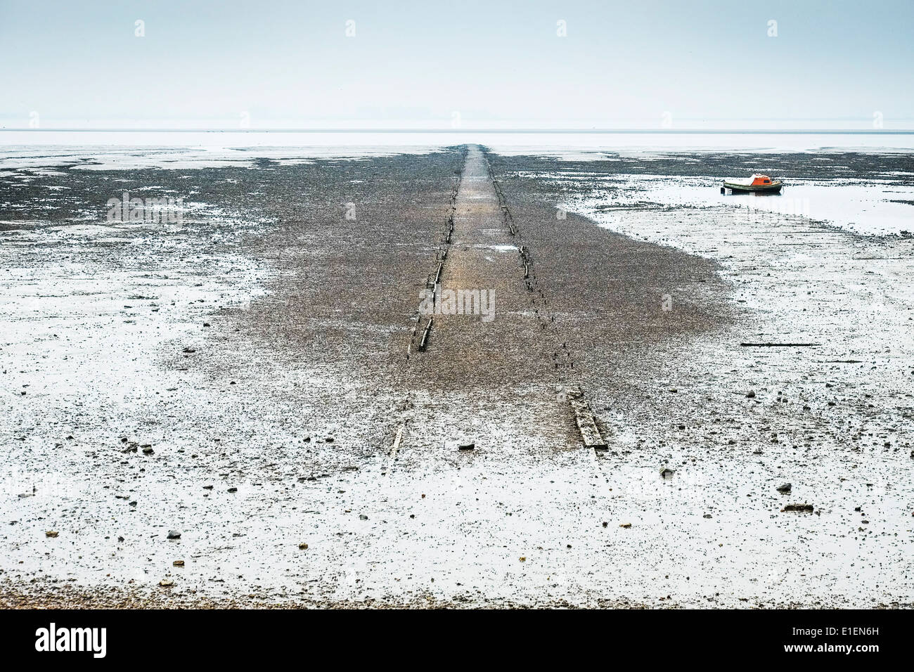 Un percorso sul foreshore esposta con la bassa marea. Foto Stock