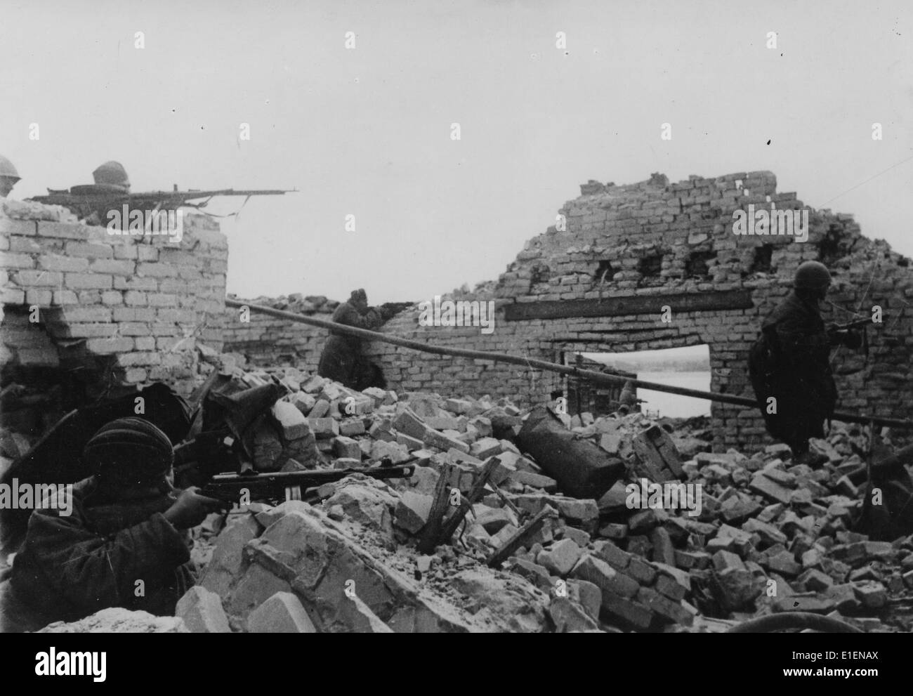 I soldati sovietici combattono per le strade durante la battaglia di Stalingrado, oggi Volgograd, Russia, 1943. Fotoarchiv für Zeitgeschichtee - NESSUN SERVIZIO DI CABLAGGIO Foto Stock