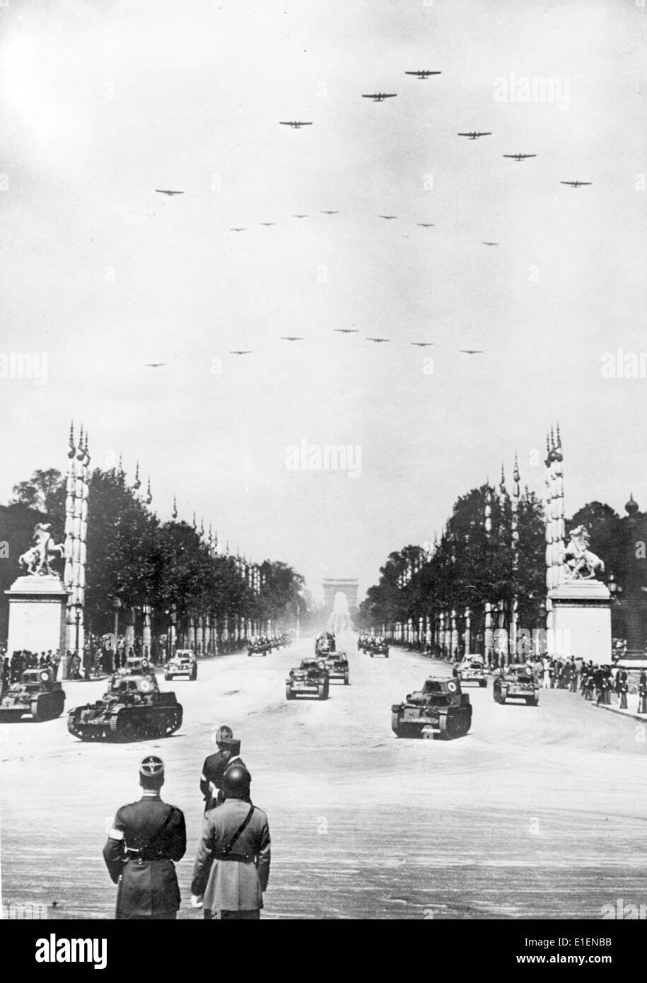 La foto della propaganda nazista mostra una parata militare francese il giorno della Bastiglia lungo gli Champs Elysee a Parigi, Francia, 14 luglio 1938. Fotoarchiv für Zeitgeschichtee - NESSUN SERVIZIO DI CABLAGGIO Foto Stock