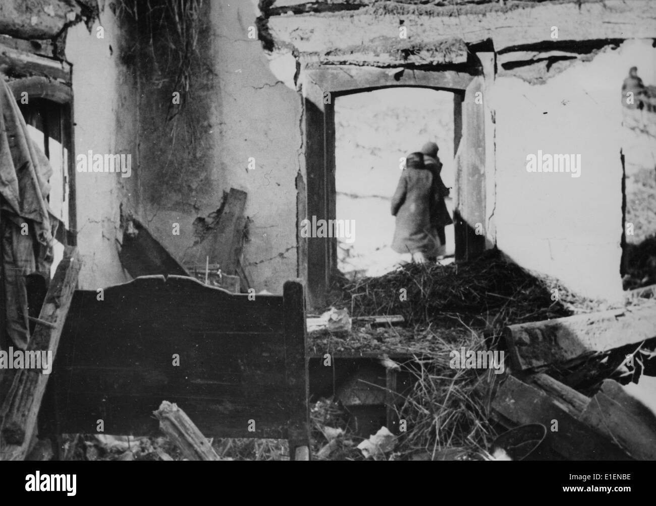 La foto di un comunicato stampa nazista mostra un cottage di un contadino distrutto durante un attacco aereo bombardamento sul fronte orientale nel marzo 1942. Fotoarchiv für Zeitgeschichtee - NESSUN SERVIZIO DI CABLAGGIO Foto Stock