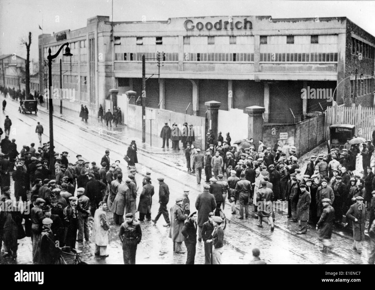 La foto della propaganda nazista mostra i lavoratori della fabbrica di pneumatici Goodrich che colpiscono a Colombes vicino a Parigi, Francia, dicembre 1937. Fotoarchiv für Zeitgeschichtee - NESSUN SERVIZIO DI CABLAGGIO Foto Stock