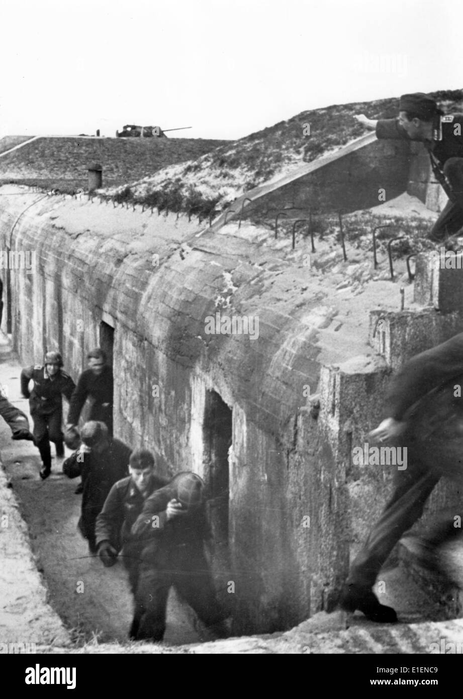 La foto di un comunicato stampa nazista mostra i soldati tedeschi durante un attacco al muro Atlantico nel febbraio 1944. Il testo originale della propaganda nazista sul retro recita: "La mattina presto sul canale. Gli uomini sono mezzo addormentati. La sveglia suona improvvisamente! È ora! I caschi in acciaio possono essere indossati durante il tragitto. Il punto è essere pronti a sparare il più rapidamente possibile." Fotoarchiv für Zeitgeschichtee - NESSUN SERVIZIO DI CABLAGGIO Foto Stock La foto di un comunicato stampa nazista mostra i soldati tedeschi durante un attacco al muro Atlantico nel febbraio 1944. Il testo originale della propaganda nazista sul retro recita: "La mattina presto sul canale. Gli uomini sono mezzo addormentati. La sveglia suona improvvisamente! È ora! I caschi in acciaio possono essere indossati durante il tragitto. Il punto è essere pronti a sparare il più rapidamente possibile." Fotoarchiv für Zeitgeschichtee - NESSUN SERVIZIO DI CABLAGGIO Foto Stock