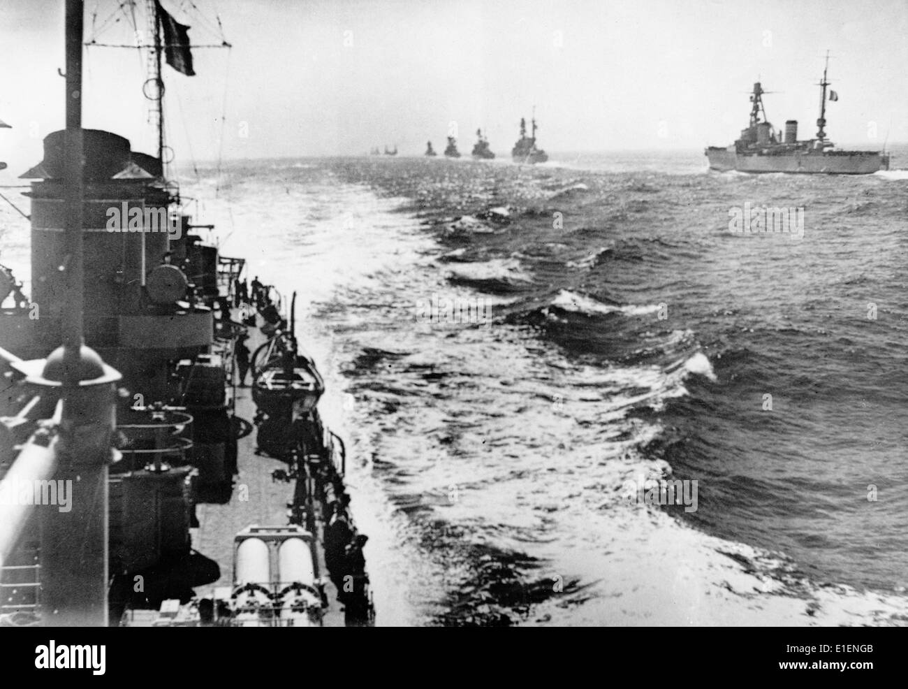 La foto della propaganda nazista mostra la flotta mediterranea e atlantica francese della nave da guerra Dunkerque durante una parata navale vicino a Brest, Bretagne, maggio 1937. Fotoarchiv für Zeitgeschichtee - NESSUN SERVIZIO DI CABLAGGIO Foto Stock