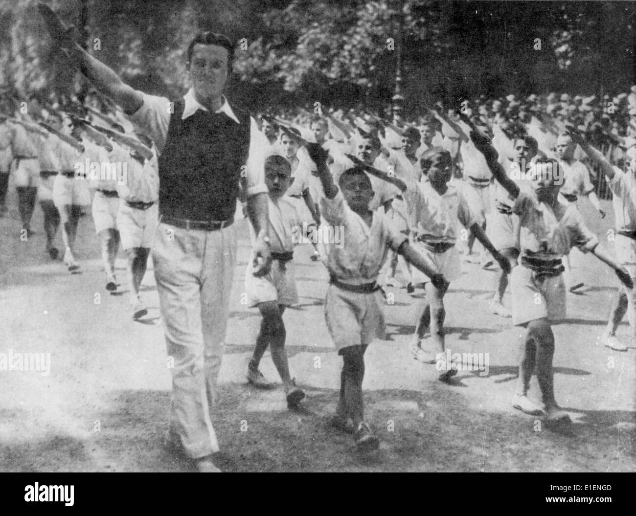 I ragazzi mostrano il saluto nazista durante una marcia dell'organizzazione fascista francese, Croix de Feu, a Parigi, 1936. Fotoarchiv für Zeitgeschichtee - NESSUN SERVIZIO DI CABLAGGIO Foto Stock
