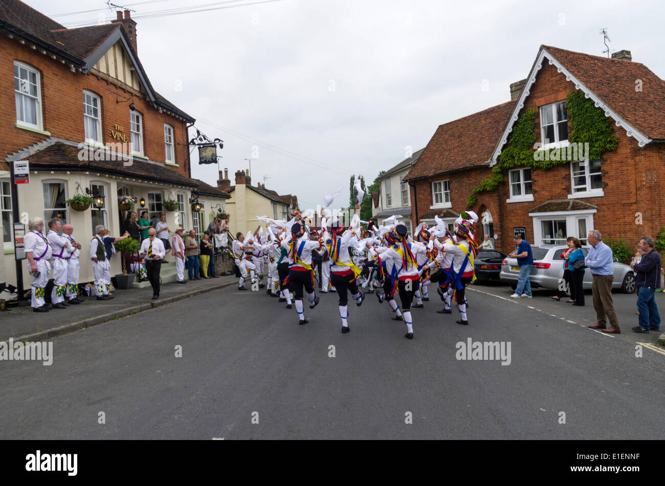Moulton morris uomini da Northamptonshire dancing in vigna Inn Great Bardfield, Braintree, Essex, Regno Unito, come parte la Morris Ring Festival di morris dancing. Morris Dance è un English Folk Dance le cui origini si perdono nel tempo. L'anello di Morris è stato avviato a partire dal 1934. Il 31 maggio 2014 Foto Stock