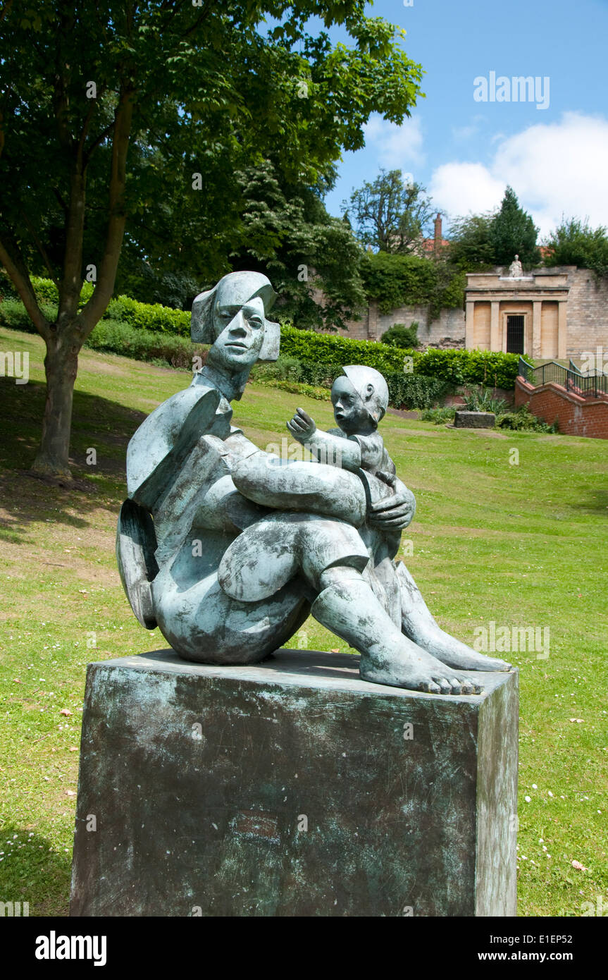 Una scultura di un genitore e bambino nei giardini del Tempio Lincoln City Centre, Lincolnshire England Regno Unito Foto Stock