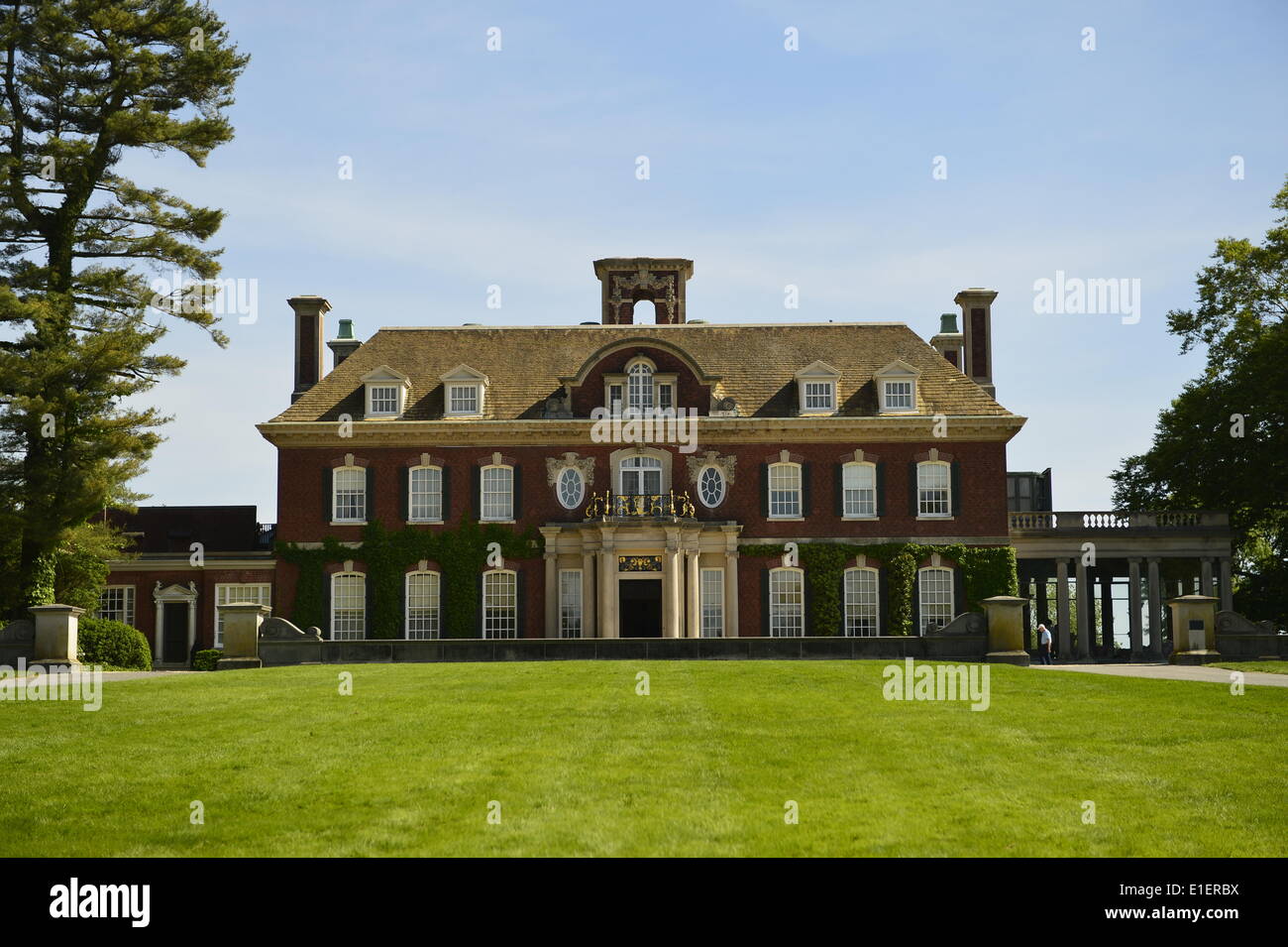 New York, Stati Uniti d'America. Il 1 giugno 2014. Old Westbury, New York, Stati Uniti - 1 giugno 2014 - i mobili di antiquariato e collezionismo Auto Show è tenuta su terreni storici di elegante Old Westbury Gardens in isola lungo la Gold Coast, ed è sponsorizzato dalla grande New York regione AACA Antique Automobile Club of America. Old Westbury Gardens, che include un palazzo e vasta tenuta, è elencato nel Registro Nazionale dei Luoghi Storici ed è l'ex casa di John S. Phipps famiglia. Credito: Ann e Parry/Alamy Live News Foto Stock