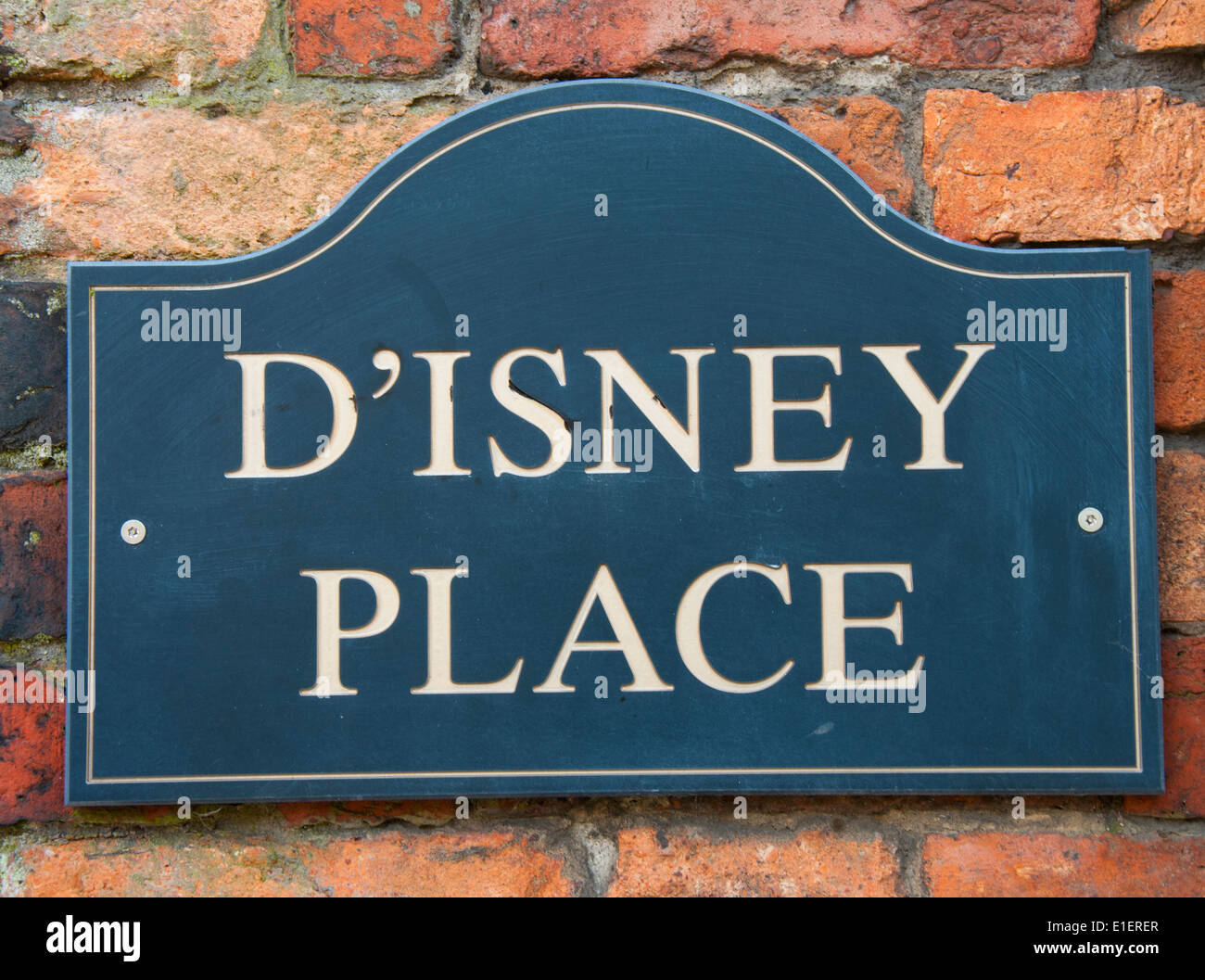 Segno per D'isney Place Hotel in Lincoln City Centre, Lincolnshire England Regno Unito Foto Stock