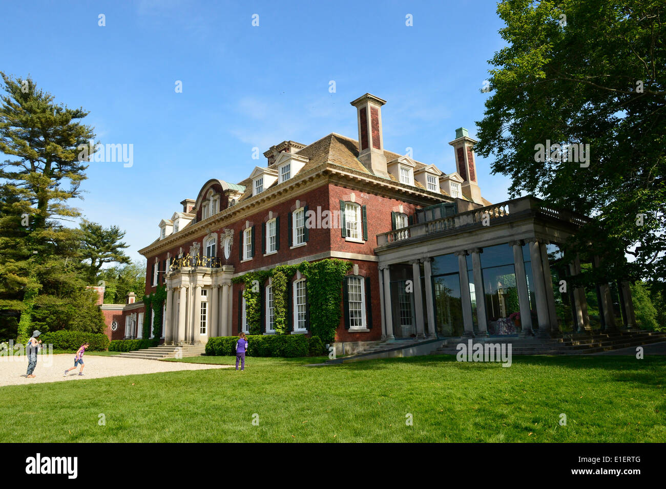 New York, Stati Uniti d'America. Il 1 giugno 2014. Old Westbury, New York, Stati Uniti - 1 giugno 2014 - i mobili di antiquariato e collezionismo Auto Show è tenuta su terreni storici di elegante Old Westbury Gardens in isola lungo la Gold Coast, ed è sponsorizzato dalla grande New York regione AACA Antique Automobile Club of America. Old Westbury Gardens, che include un palazzo e vasta tenuta, è elencato nel Registro Nazionale dei Luoghi Storici ed è l'ex casa di John S. Phipps famiglia. Credito: Ann e Parry/Alamy Live News Foto Stock