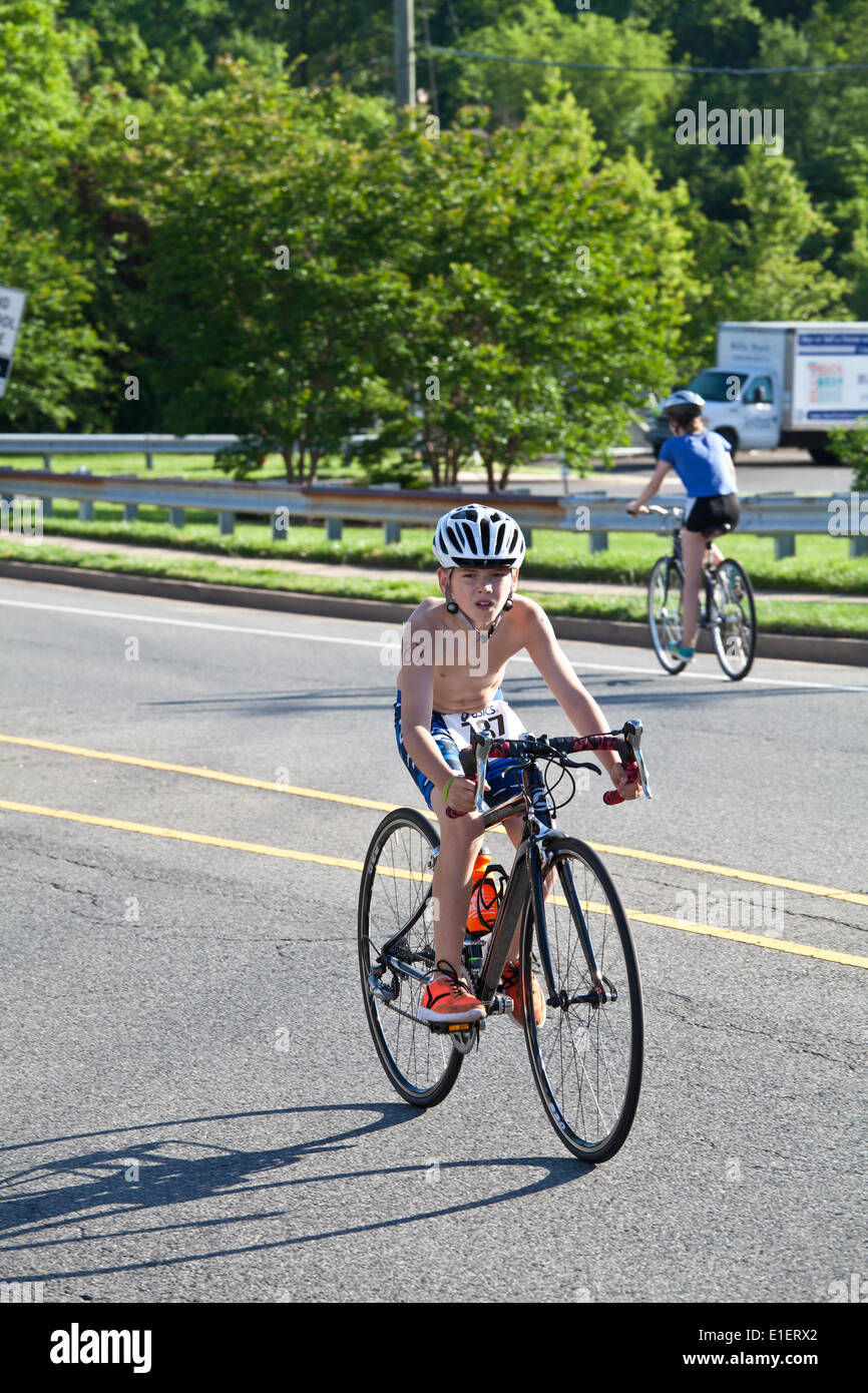 Arlington, Virginia, Stati Uniti d'America. Il 1 giugno 2014. L'Arlington Triathlon Club organizza il primo triathlon giovanile in Arlington, VA. L evento è stato parte del Arlington YouthMultisportFestival Foto Stock