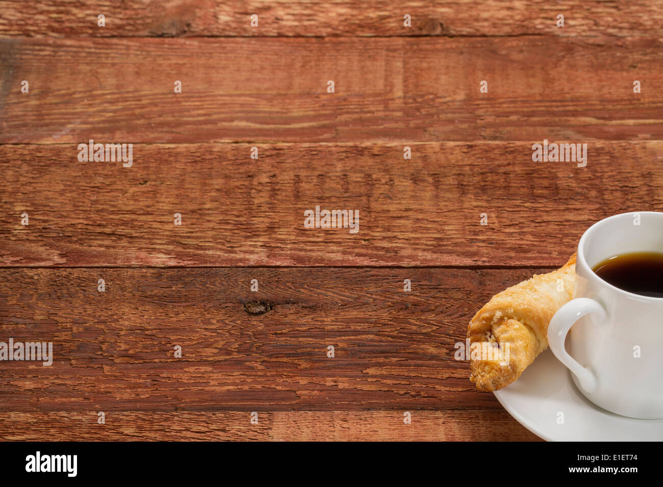 Tazza di caffè con un cookie su un fienile rustico tavolo in legno - Spazio di copia Foto Stock