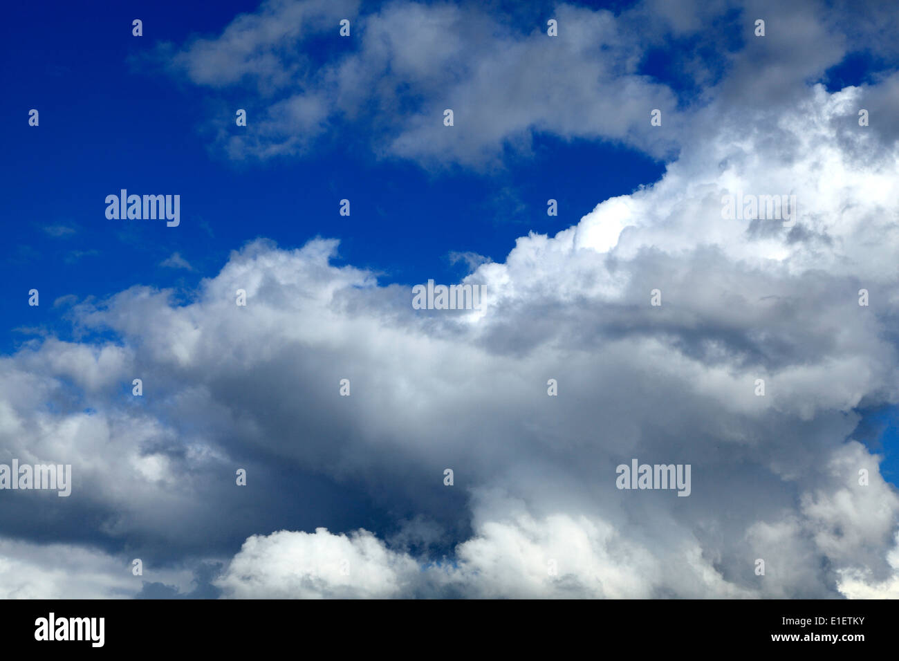Il Cumulus bianche nuvole e nuvole grigio, blu cielo cielo cloud UK Foto Stock
