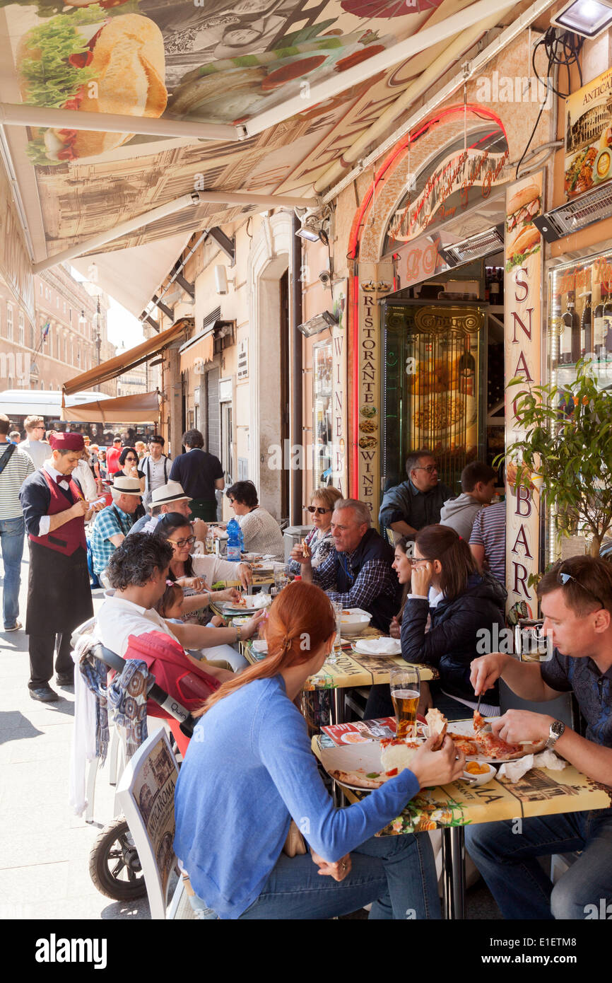 Persone mangiare e bere a street cafe in Roma, Italia Europa Foto Stock