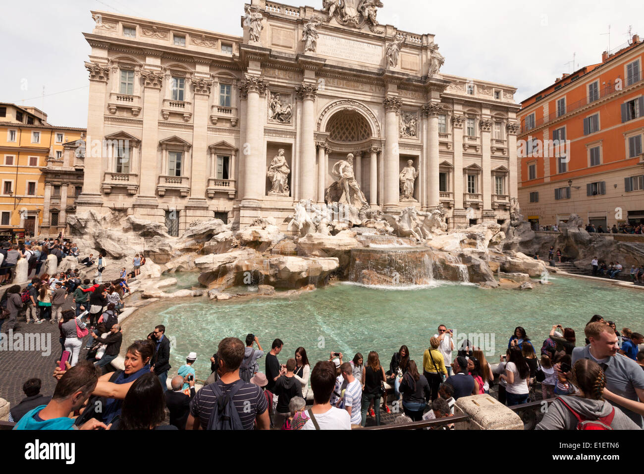 La gente di scattare le foto alla fontana di Trevi, Roma Italia Europa Foto Stock