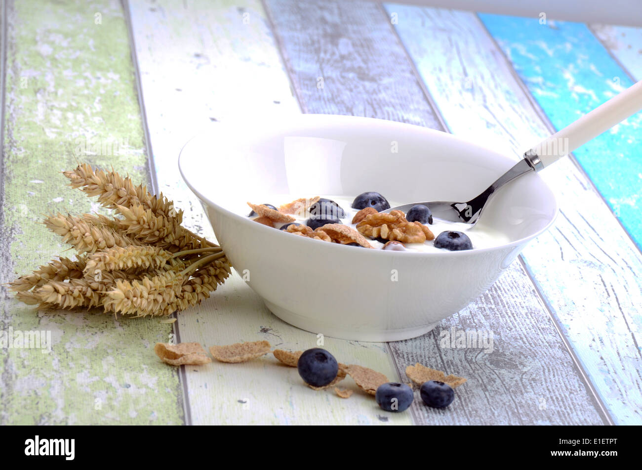 Di yogurt fresco con i cereali e i mirtilli in una ciotola Foto Stock Di yogurt fresco con i cereali e i mirtilli in una ciotola Foto Stock