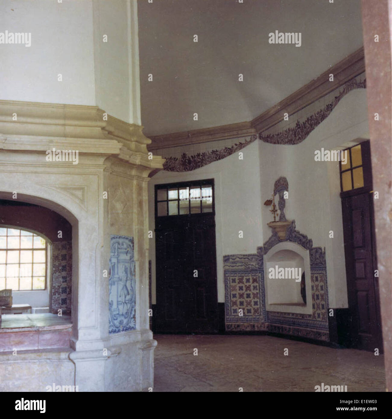 Il Plaza dos Viscondes de Maiorca a Maiorca, in Portogallo, è un palazzo storico noto per i suoi splendidi azulejos. Catturato da João Miguel dos Santos Simões, il palazzo mostra le ricche tradizioni architettoniche e di piastrelle del Portogallo. Foto Stock