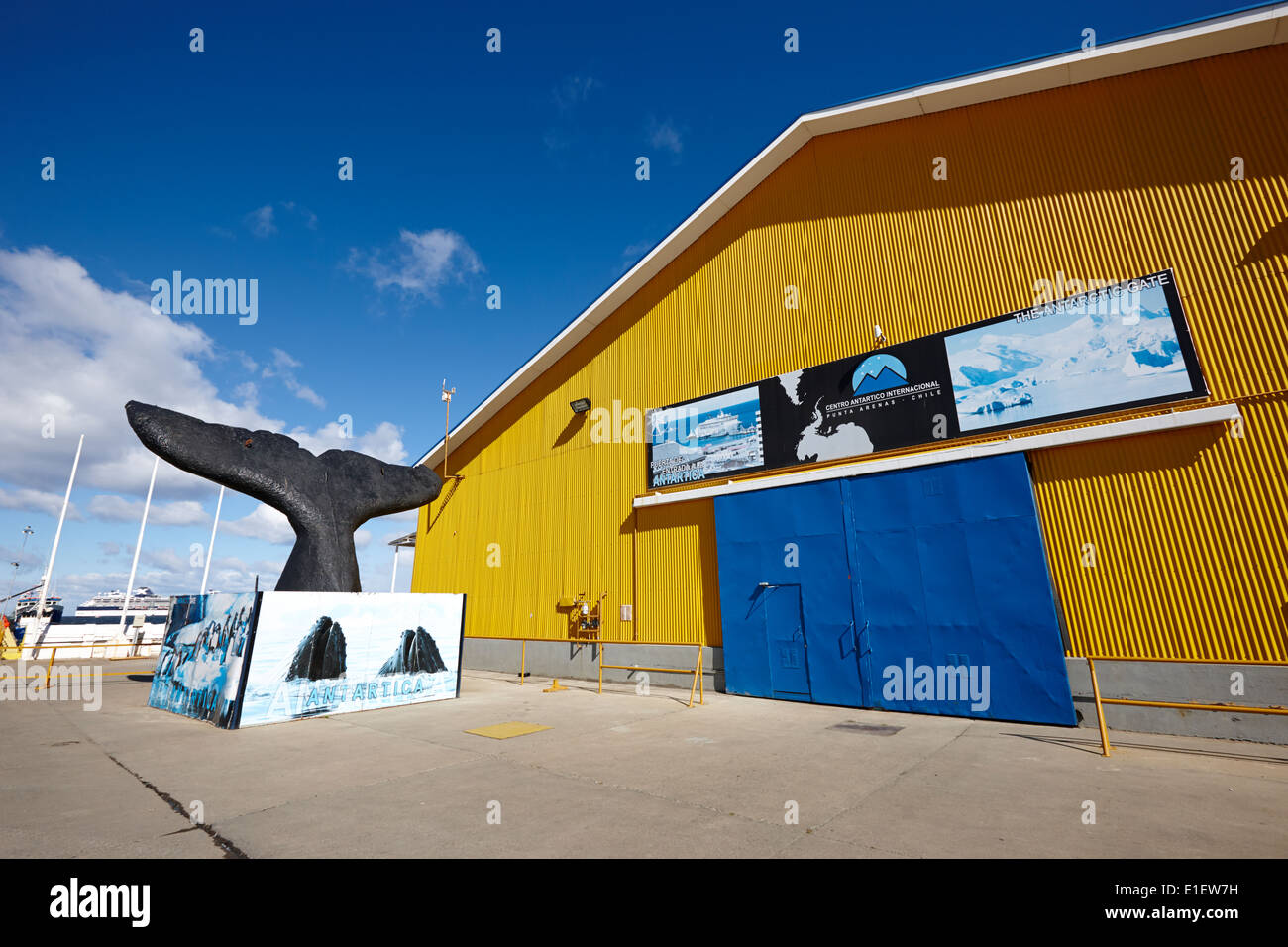 Fantoccio Humpback Whale modello di coda e il terminale passeggeri a Punta Arenas port Cile Foto Stock