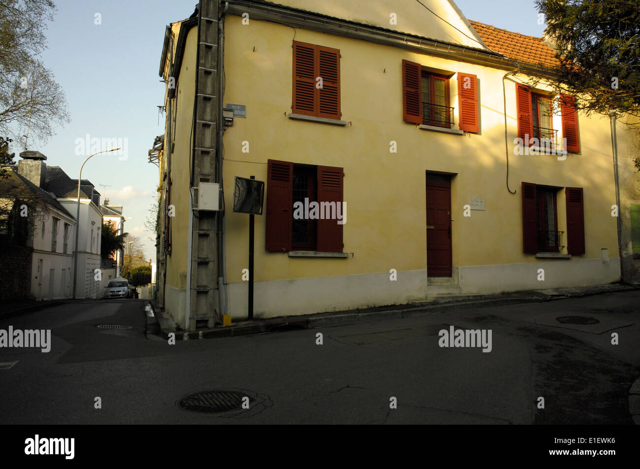 AJAXNETPHOTO - LOUVECIENNES, FRANCIA. VIA NEL NOME DEL VILLAGGIO DOPO L'ARTISTA PIERRE AUGUSTE RENOIR 1841 - 1919 ALL'ANGOLO DI RUE DES MONTBUISSON. L'EDIFICIO GIALLO È STATO UTILIZZATO COME STUDIO DAL PITTORE. PHOTO:JONATHAN EASTLAND/AJAX REF:DP181604 201 Foto Stock