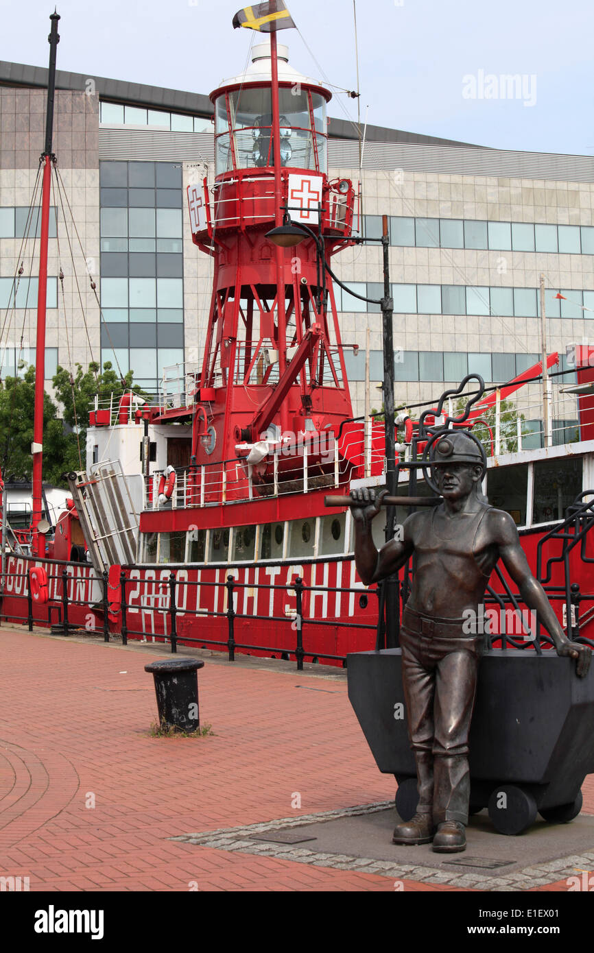 Nel Regno Unito, in Galles, Cardiff Bay, Goleulon 2000 Light Ship, dalla fossa alla porta della statua di Giovanni Clinch, Foto Stock