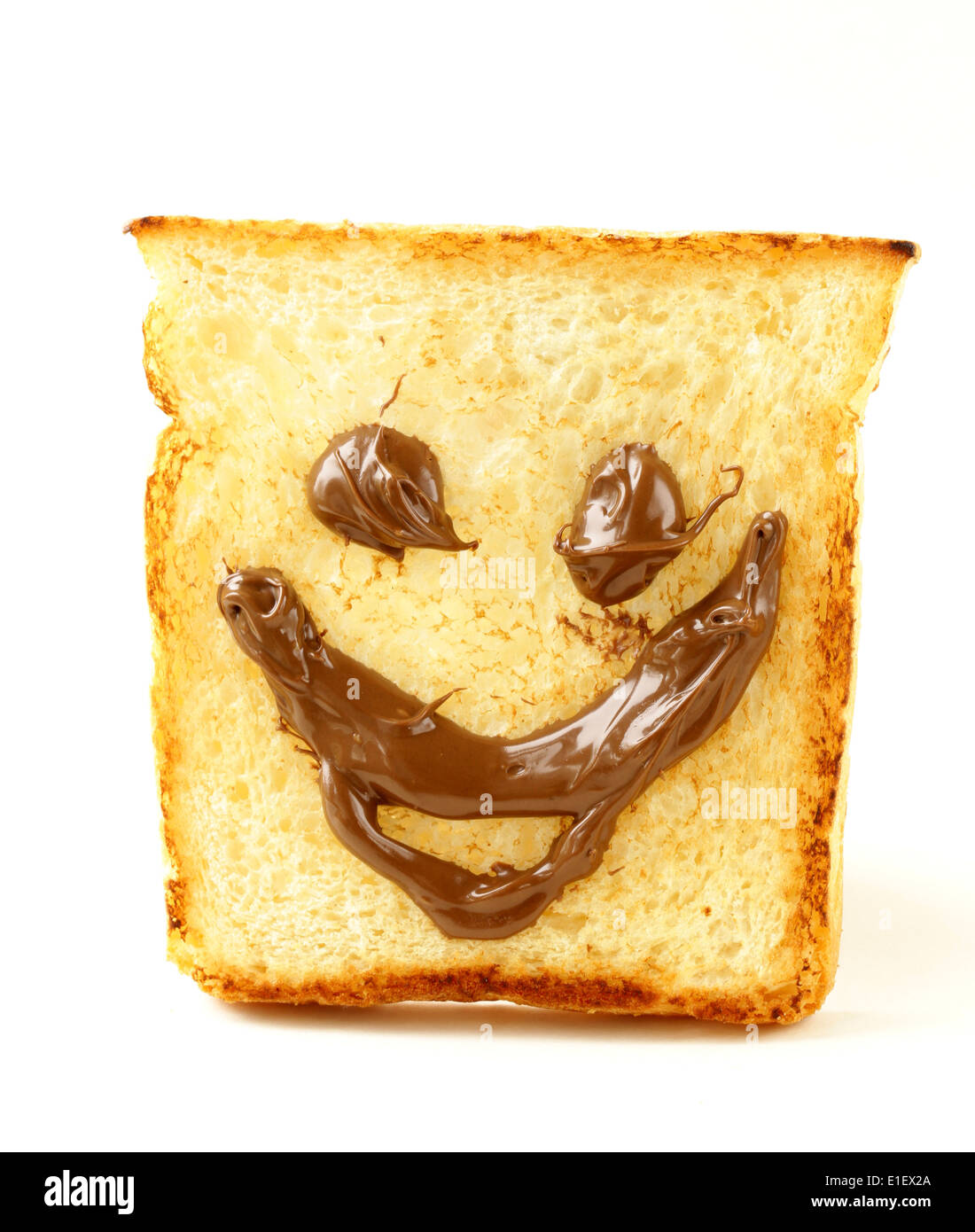 Funny pane tostato con sorriso di cioccolato su sfondo bianco Foto Stock