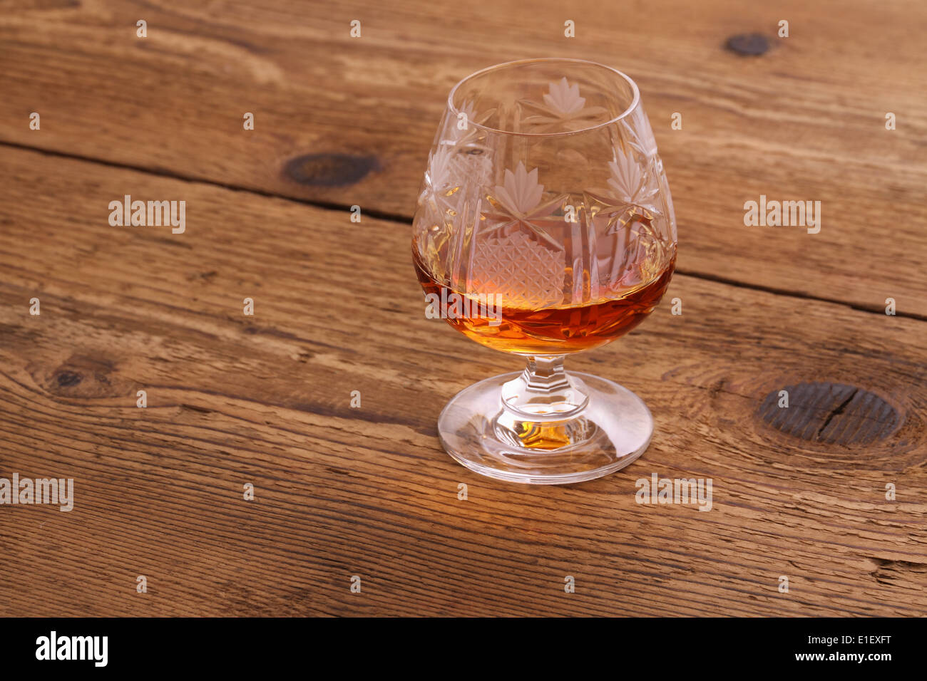 Il cognac di lusso decorate in vetro cristallo su uno sfondo di legno Foto Stock