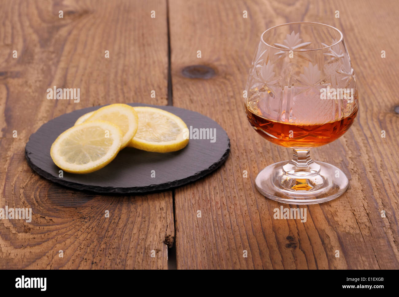 Il cognac di lusso decorate in vetro cristallo su legno con il limone Foto Stock