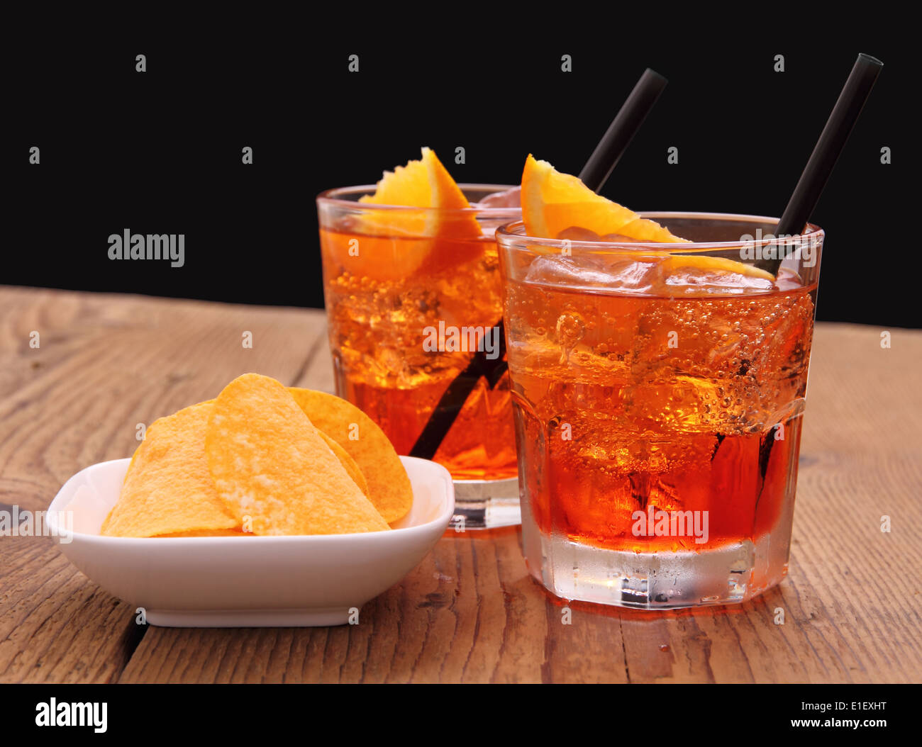 Spritz - due cocktail arancione con cubetti di ghiaccio, potato chips Foto  stock - Alamy