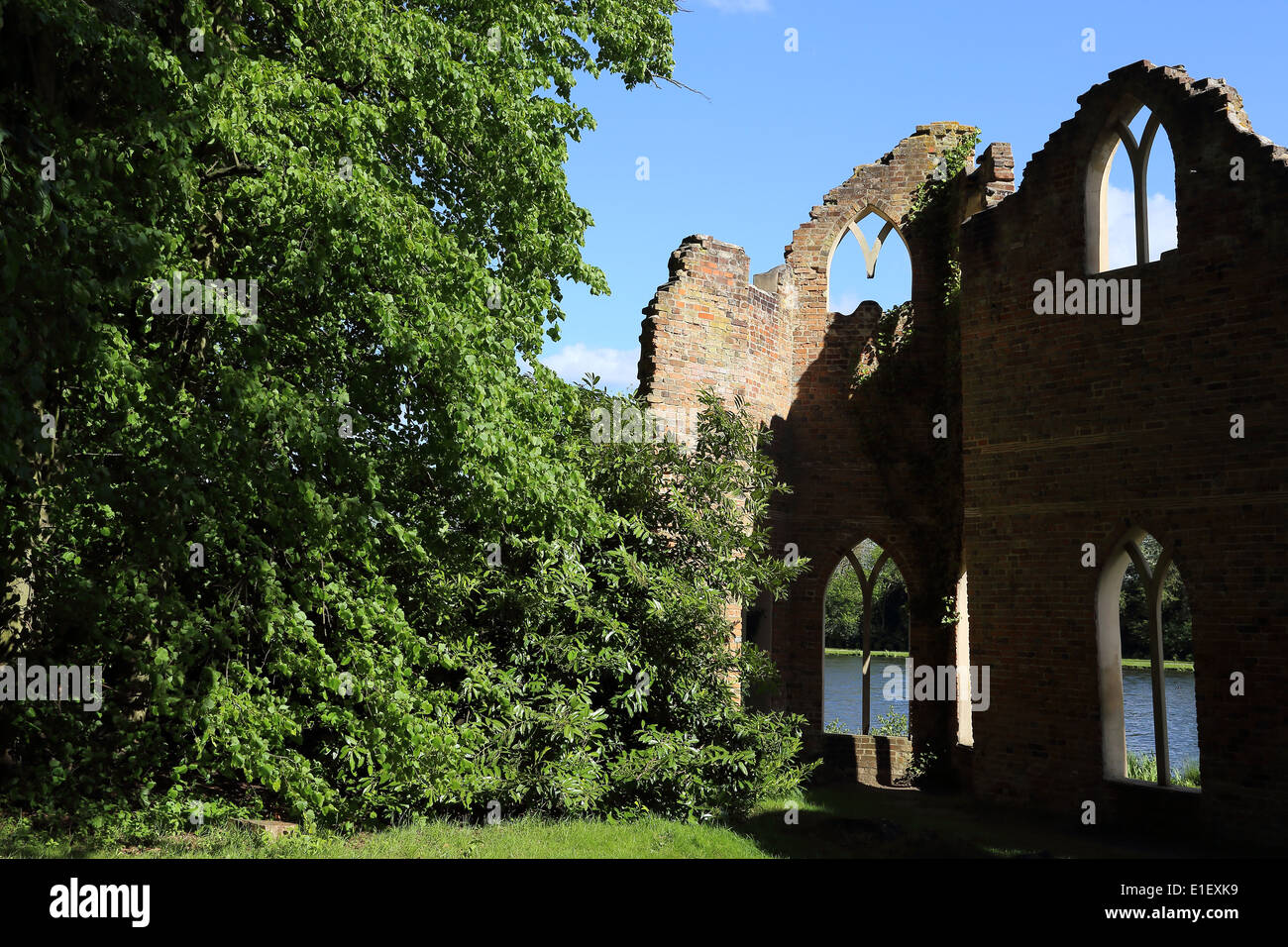 Rovine, la follia a Painshill Park Surrey, Inghilterra Foto Stock