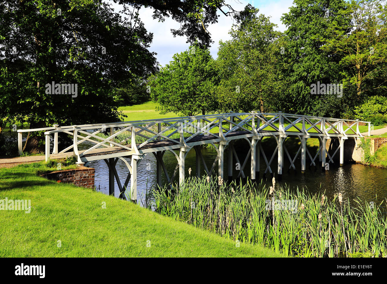 Ponte di legno in Painshill Park Surrey, Inghilterra Foto Stock