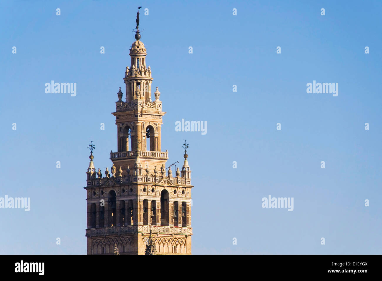 Parte superiore della torre della Giralda visto dalla parte superiore della torre di oro, Siviglia, Spagna. Foto Stock