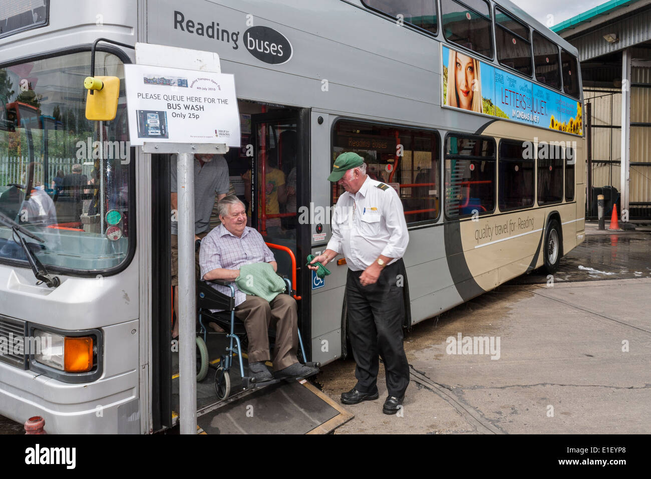 Uomo disabili in sedia a rotelle bus di uscita. Reading, Berkshire, Inghilterra, GB, UK. Foto Stock